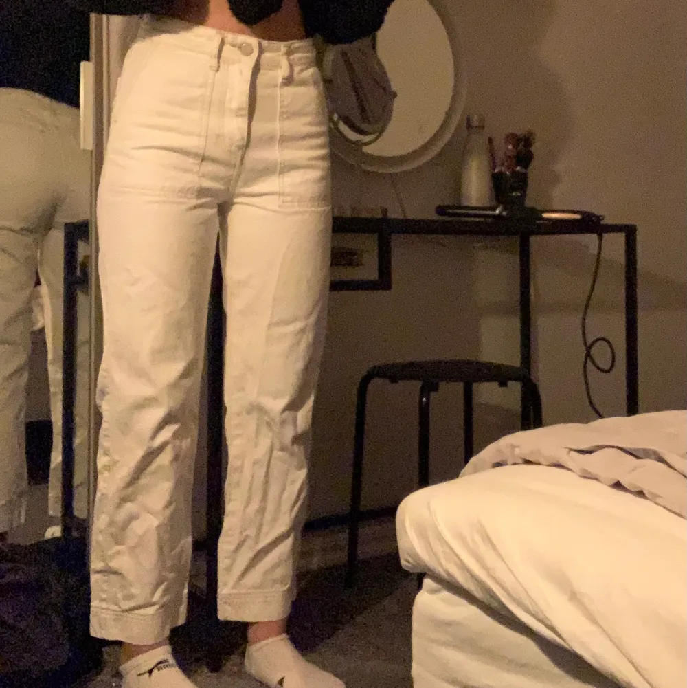 Ett par vita jeans med coola detaljer från Gina tricot. Knappt använda, därför i bra skick. Sitter bra på mig som är 165 lång. Köpte för 400kr. Köparen står för frakten☺️💓. Jeans & Byxor.