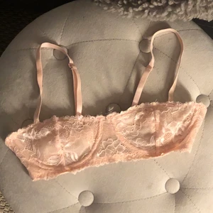 Bralette - En bralette jag endast använt ca 3 gånger. Säljer eftersom den tyvärr är för liten 😁 Köpt på NA-KD.