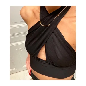 Svart topp - Knytas i nacken och ryggen 🖤🖤🖤 stretchig