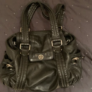 Stor Marc Jacobs väska - Stor och bra väska som får plats med mycket. Köparen står för frakt. 