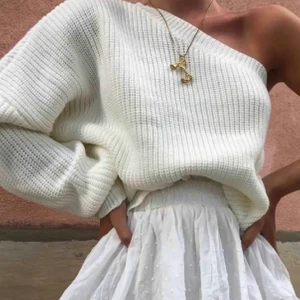 Oneshoulder stickad - Säljer nu min one shoulder tröja från boohoo! Superfin men säljer pga att jag inte får användning för den. Budet startar på 100.💞💞 BUDA I KOMMENTARERNA eller köp direkt för 300 kr. Budgivning avslutas 26/3