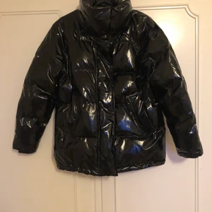 Vinyl jacka - Vinyl jacka från monki, använd fåtal gånger. Den är i strl S men den är ganska stor i storleken och passar även en M det beror lite på hur man vill att den ska sitta. Skriv om ni har några frågor!