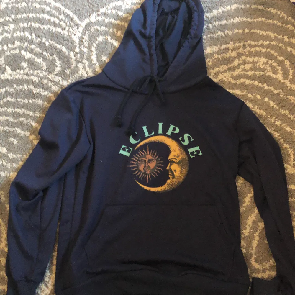 En hoodie från shein som ör ganska tunn. Väldigt fint tryck och knappt använd. Marinblå eller navy färg. Strl S. För fler bilder kontakta. ENDAST SWISCH. FÖR MER INFO KOLLA BIO. . Hoodies.