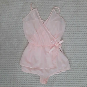 Söt y2k body  - En unik omlott body i rosa mesh tyg från bluebella (oanvänd). Y2k stil, vintage. 200kr+frakt 💕