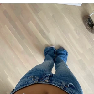 Zara jeans - Intressekoll på dessa helt oanvända zarajeans med lapp kvar! Helt slutsåld modell! Köpare står för frakt, kontakta vid intresse! Buda privat! Högsta bud: 350 + frakt