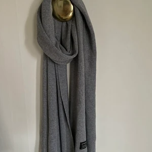 MOVESGOOD Halsduk  - Fin halsduk från MOVESGOOD. Lång och bred halsduk i casmere! NY och oanvänd! 