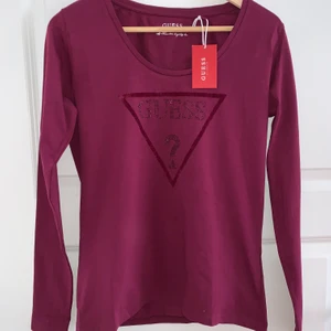Guess tröja M - Guess långärmad, vinröd tröja med prydnadsstenar. Storlek M. Aldrig använd, lappen sitter kvar 