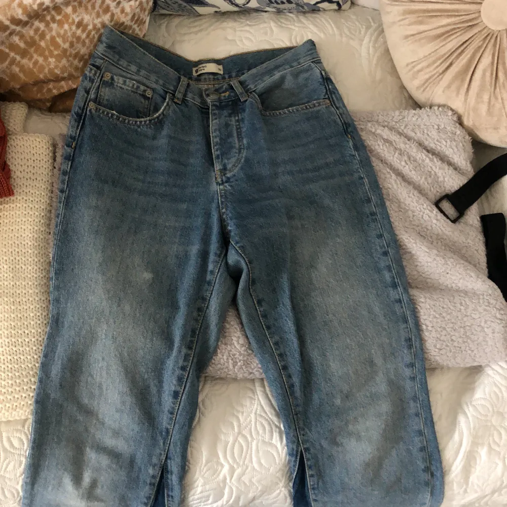 Superfina jeans som tyvärr är för små för mig som gör att jag måste sälja dem, bootcut jeans som används fåtal gånger💕 Dm:a för mer bilder! Pris:100kr + frakt!. Jeans & Byxor.