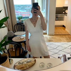 Studentklänning - Säljer min gamla studentklänning då den ej kommer till användning. Kände mig såå fin i den! Tvättad och har inga fläckar, är som ny! 