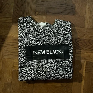 New Black Long Sleeve - Long sleeve new black shirt. Knappt använd, väldigt bra skick, s/m, väldigt stor i storleken då de är en here tröja (tror jag, lite osäker) men väldigt ball iaf. Pris är utan frakt