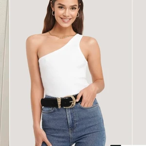 One shoulder toppar - Två stycken one shoulder toppar, en ljusblå/baby blå och en vit. Aldrig använt, storlek XS och båda köptes för 180kr var. Väldigt fina och har även stretchigt material💖 *köparen står för frakten!