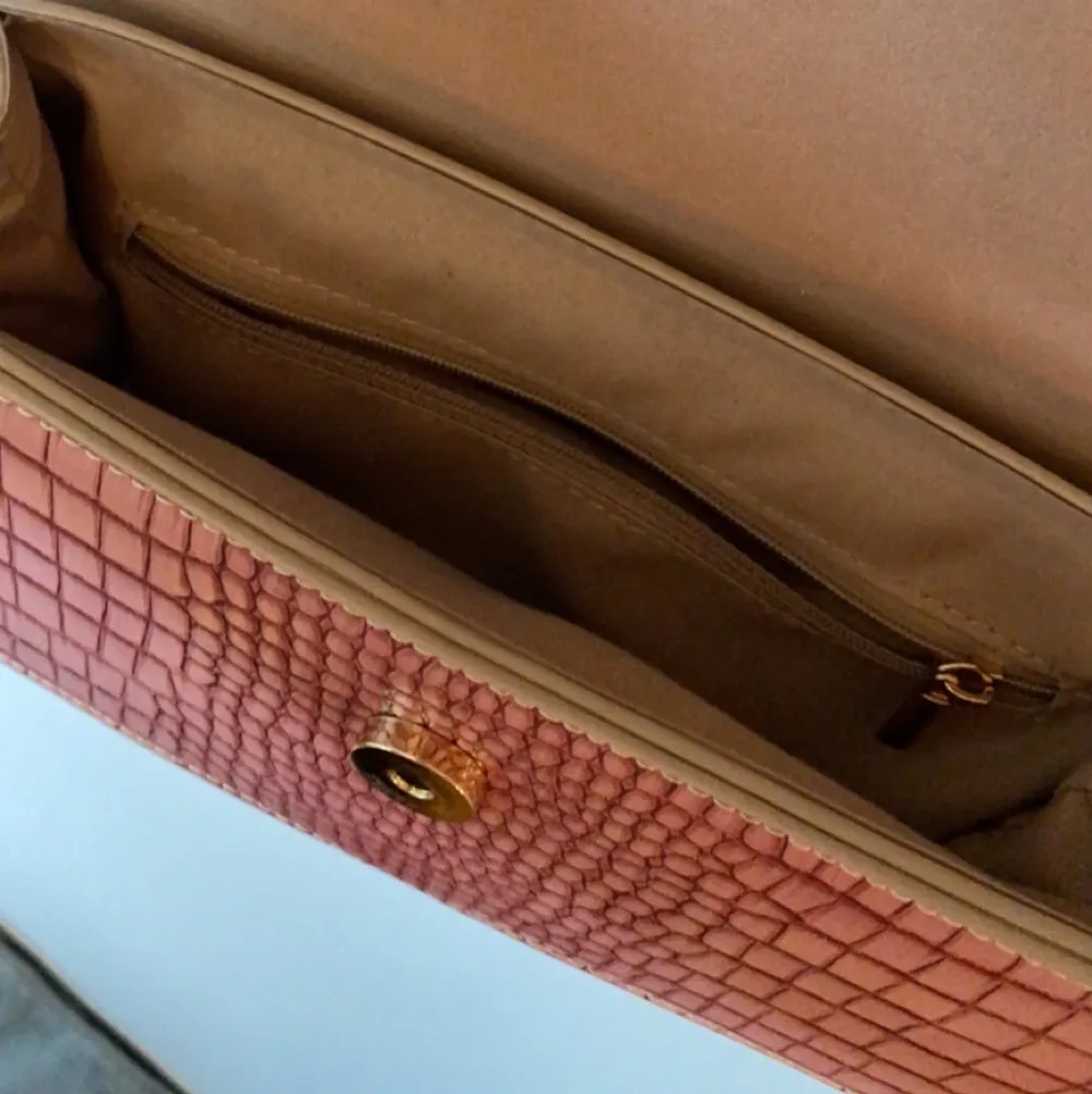 Så snygg väska från NAKD, aldrig använd men så snygg 💓 ormskinns imitation 💓. Väskor.