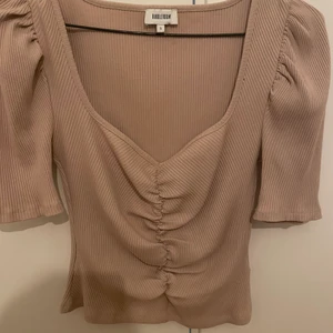  Ljuslila  Tröja  - Den är rätt så urringad i halsen o Volang vid armarna o nedtill tröjan Storlek S passar som en XS helt ny använd 1 Gng 