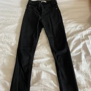 Svarta jeans ifrån Gina Tricot  - Svarta skinny jeans ifrån Gina i storlek S, som nya 