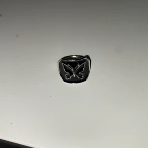 Ring - Svart ring med fjäril på🖤 rätt stor