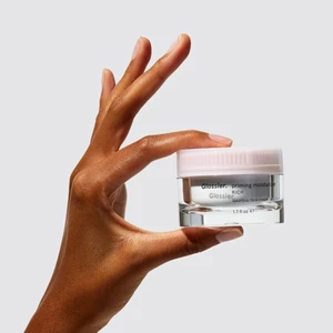 Glossier Priming Moisturizer Rich - Helt ny Glossier Priming Moisturizer Rich. Fukta ditt ansikte till höst och vinter annars riskerar du att bli torr och blek i ansiktet. Denna moisturizer är väldigt rik och tjock i sig, ger en glow och fuktar hela dagen. Funkar bra att ha under smink! Nypris 350kr mitt pris 200kr inklusive frakt. 