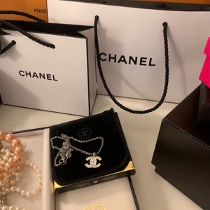 Chanel halsband  - Säljer mitt fina Chanel ’CC’ Rhinestone halsband. Det är i fint skick enda är att en sten saknas, därav det låga priset. För fler frågor eller bilder är det bara att skriva så skickar jag det.  Köparen står för frakten.