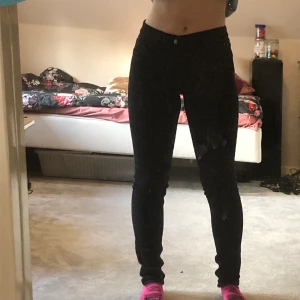 Gina Tricot perfect jeans  - Svarta jeans från Gina Tricot i storlek 27 (S). Dom är stretchiga och bekväma jeans som är använda få gånger. Priset kan diskuteras!❤️ 