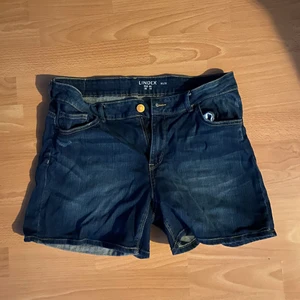 Blåa jeansshorts  - Kommer inte till användning längre.