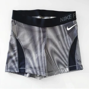 grå melerade Nike shorts S/36 träning - Färg: grå melerade.  Strl: S.   Träningsshorts från Nike Pro, dri-fit. Bred resor i midjan, elastiska och sköna. Betalning via swish  frakt tillkommer.
