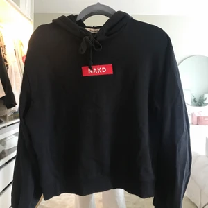 Svart Hoodie  - Snygg svart Hoodie från Nakd i storlek S