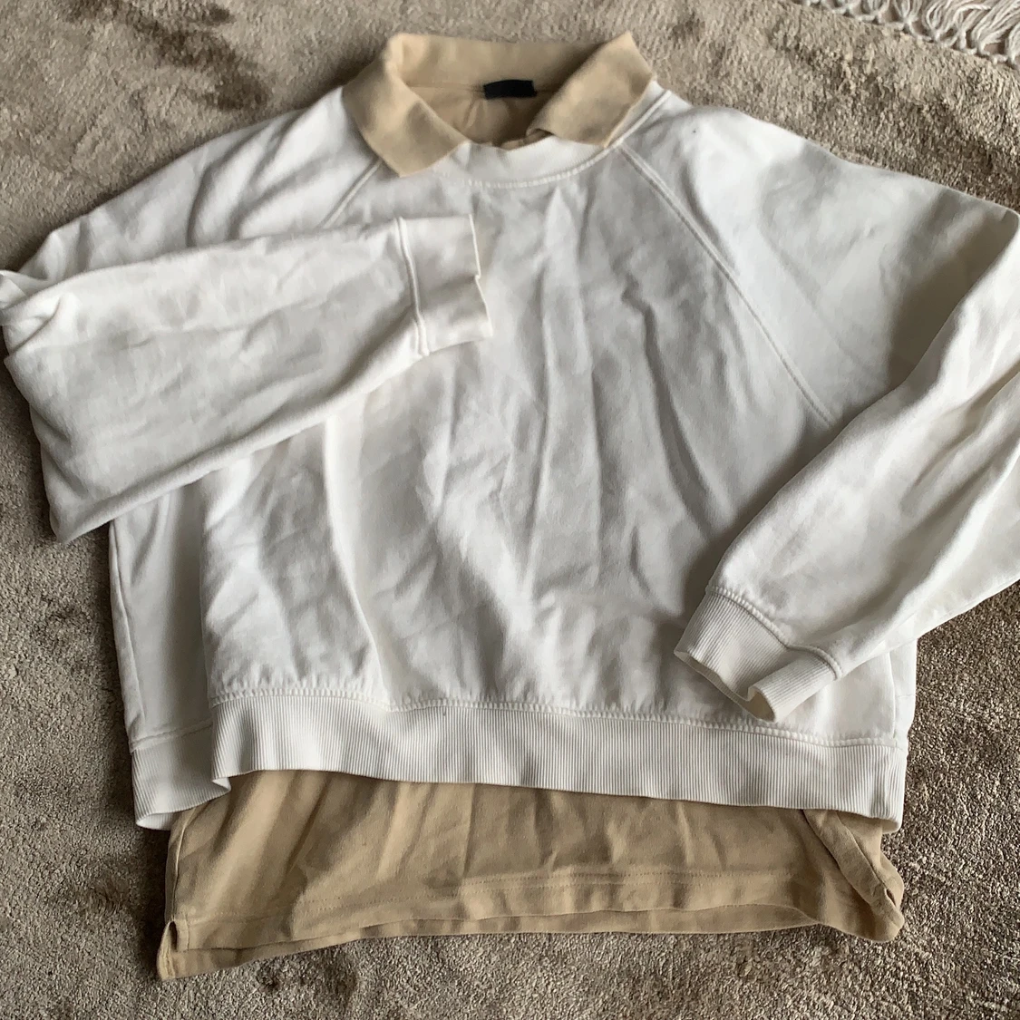 Vit tjocktröja + brun krage  - 90