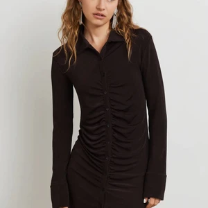 Klänning från Gina tricot - Brun klänning från Gina tricot!🟤 Storlek S💕 använd 1 gång! Frakt ingår 😊