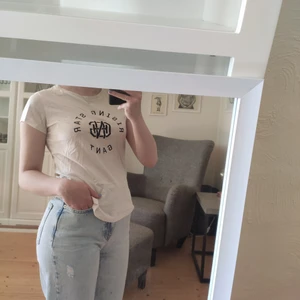 GANT tröja i nyskick! - Säljer denna GANT t-shirt som endast är använd en gång. Den är i fint skick och passar till de mesta! Exempelvis Mom jeans och en rock. Nypris ≈ 299kr men säljer för 100kr +frakt