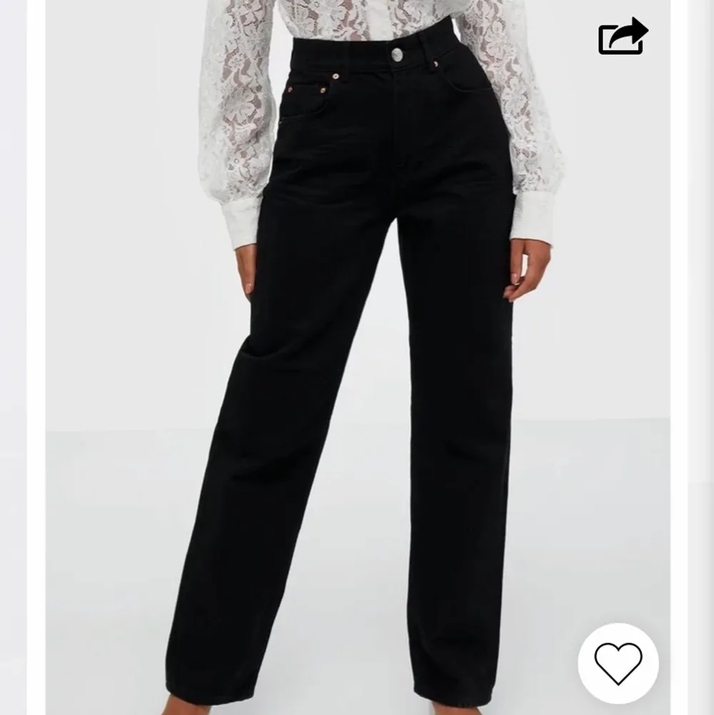 Snygga svarta jeans från Gina strl 36, säljer pga lite för korta på mig som är 170. Jeans & Byxor.