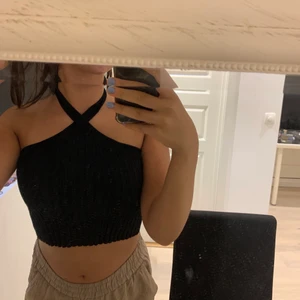 Zara topp - En jätte fin trendig svart ribbad tröja/topp som passar bra till nästan alla årstider😍