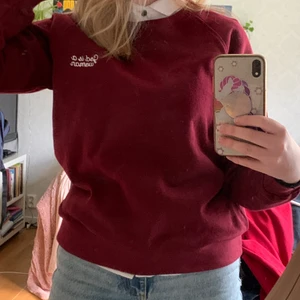 Långärmad - Vinröd tröja från dedicated med ekologisk bomull. Helt ny, har lappen kvar (se bild tre). Inga fläckar eller hål. frakt tillkommer❤️ 