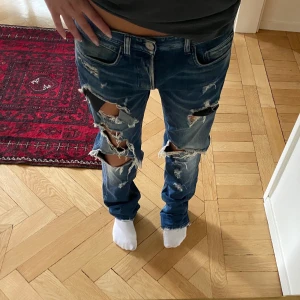Replay jeans - Så snygga lågmidjade jeans från Replay som lägger sig snyggt på skorna. Jag är 165cm🥰