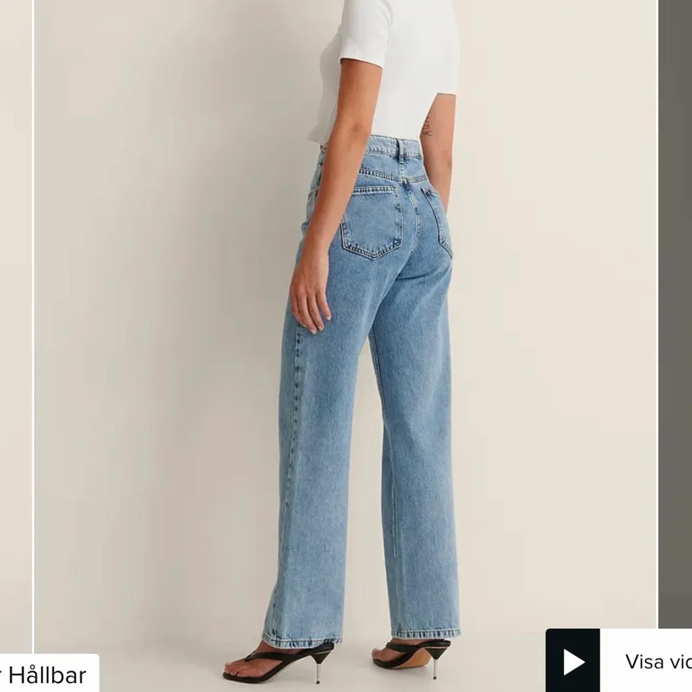 Säljer dessa jeans med medelhög midja då dom inte kommer till använding. Påminner mycket om Zaras midrise jeans. Perfekt i längden för mig som är 168. Spårbar frakt tillkommer på 66kr 💖. Jeans & Byxor.