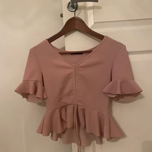 Topp - Supersöt topp i storlek XS, väldigt stretchig passar även S. Superfint skick finns inga fel på den alls! 