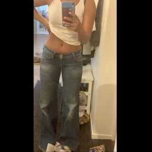 lågmidjade jeans - as snygga lågmidjade jeans i midjemått 78cm, innerbenslängd 82cm. använda fåtal gånger, köparen står för frakt 💞 !!JEANSEN FINNS KVAR!!