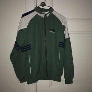 Adidas jacka grön - Grön adidas jacka.
