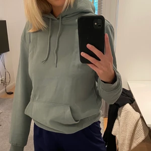 Hoodie  - Säljer denna Hoodie köpt på Hm’s herr avdelning i storleken xs. Den har inte blivit mycket använd utan några gånger och därför säljer jag den nu!