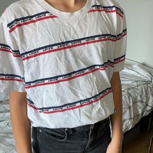 Levis  - Storlek:S, Skick är bra bara lite skrynklig, inte jätte gammal.