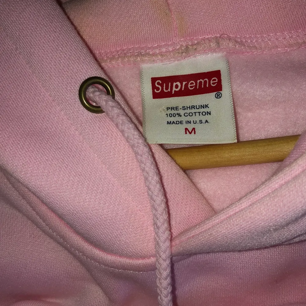 Oanvänd rosa Supreme hoodie. Säljer för att jag aldrig använt den. Skönt rosa material med coolt tryck. Kvitto finns ej kvar och kan ej garantera att den är äkta. Storlek m men skulle säga att den är liten för sin storlek och skulle nog passa bäst på s.💓💓. Hoodies.
