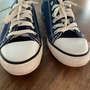 Skor - säljer mina converse liknade skor, storlek 40. Använd ett fåtal gånger så dom är i ett väldigt bra skick. Dm vid intresse eller frågor💕💕