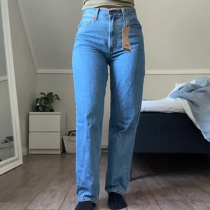 Levis jeans - Säljer nu dessa snygga jeansen från levis i modellen ”dad jean”. De är aldrig använda utan endast testade och därav i nyskick. De är i storleken W28 L30 och jag skulle säga att de är normala i storleken (jag är ca 167 och brukar ha storlek 38 i jeans). Betalning sker via swish och köparen står för frakten💙