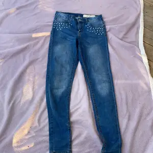 Mörkblåa jeans från esmara. Silver vita metal prickar på fram sidan☺️2 st bakfickor och 2 st fram fickor👍🏻