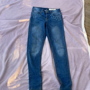 Blåa jeans med vita metal prickar - Mörkblåa jeans från esmara. Silver vita metal prickar på fram sidan☺️2 st bakfickor och 2 st fram fickor👍🏻