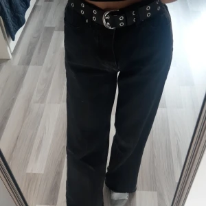Bit bok  - Väldigt fina jeans, har används men är fortfatnde i bra skick. Storlek 24 och är svarta.
