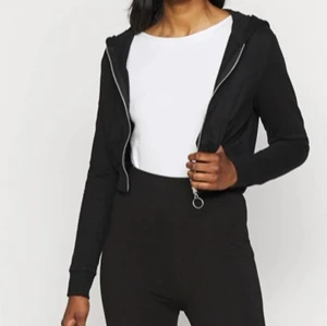 Huvtröja med dragkedja  - Huvtröja med dragkedja, den är croppad och slutar ungefär vid midjan🤍💕 hör av dig vid frågor💕💕