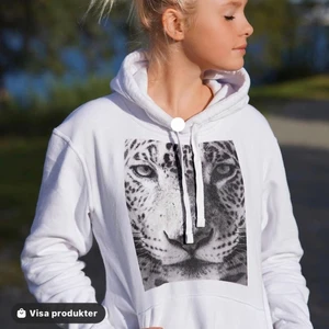 Hoodie - Lånad bild från the cool elephants instagram!! Men en as snygg vit hoodie med ett tryck på!🥰
