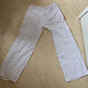 Linnebyxor - Linnebyxor i perfekt skick förutom en liten ljus fläck vid dragkedjan. Kan skicka bild i PM. På mig som är 170 slutar dom precis ovanför foten. ❤️ frakt tillkommer på 24kr