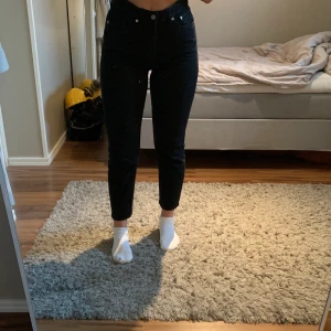 Svarta jeans  - Svarta jeans, knappt använda, väldigt bra skick. Säljer pga att dom inte används. Frakt tillkommer