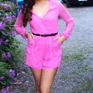 Playsuit i storlek S - Rosa playsuit i storlek S/36. Använd vid några tillfällen, men i bra skick. Har ett litet hål från säkerhetsnål som knappt syns. Skärpet medkommer!🌸