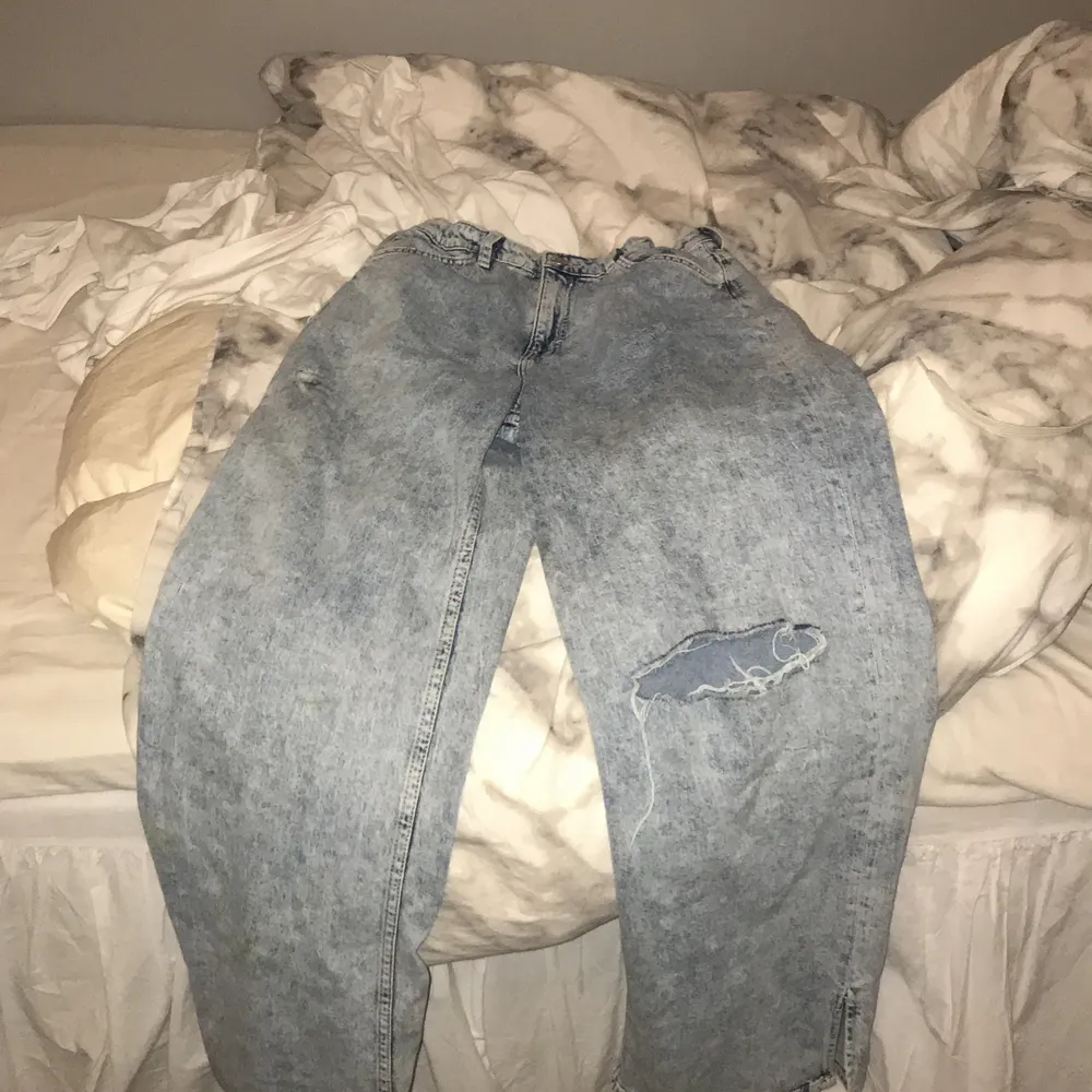 Hejsan! Söljer mina jeans från hm! De är förstora och aldrig använda. Helt nya!. Jeans & Byxor.